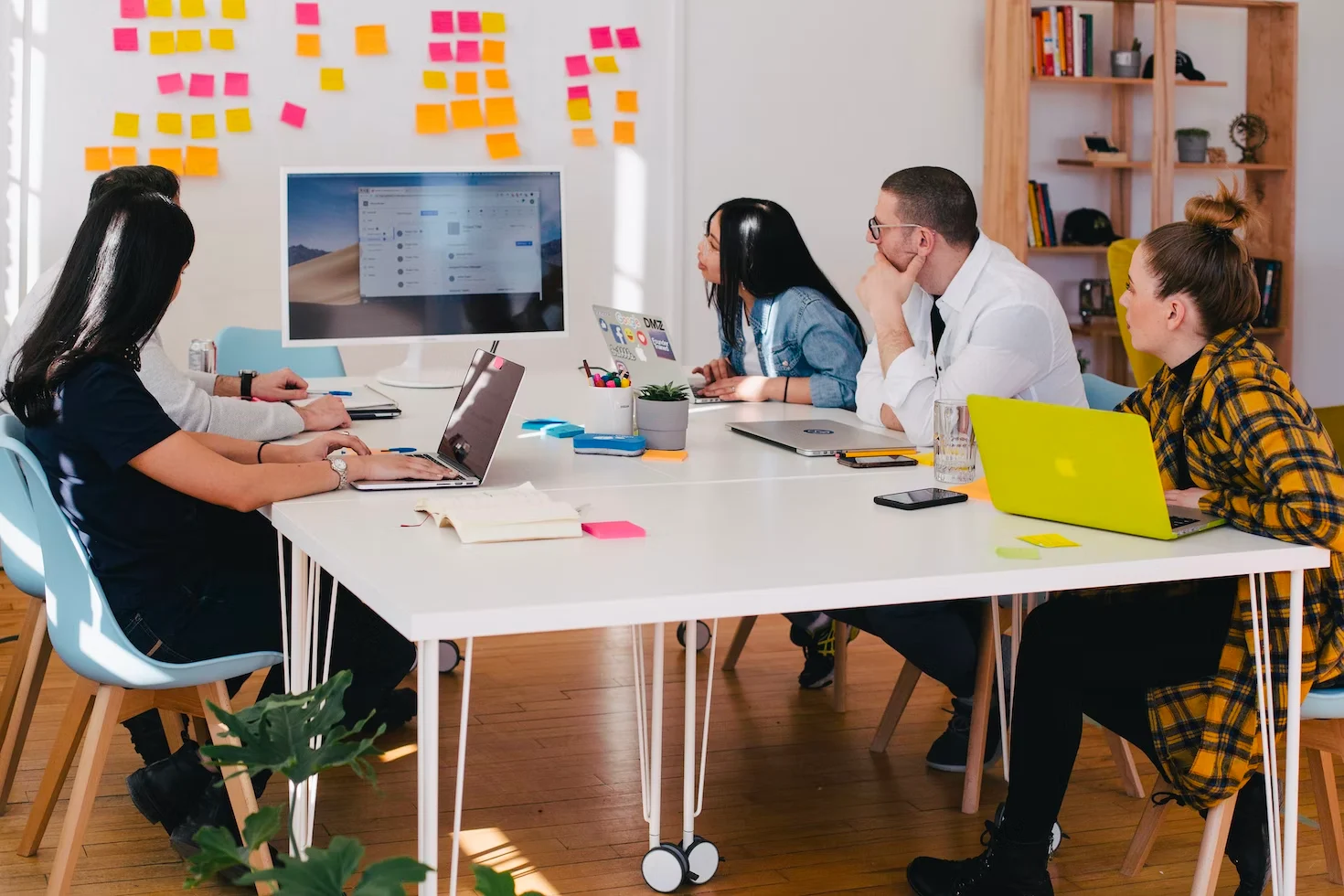 Pessoas colaborando em um ambiente de trabalho